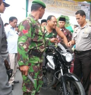 Pria Bergolok Mengamuk di Acara Plt Gubernur Sumut